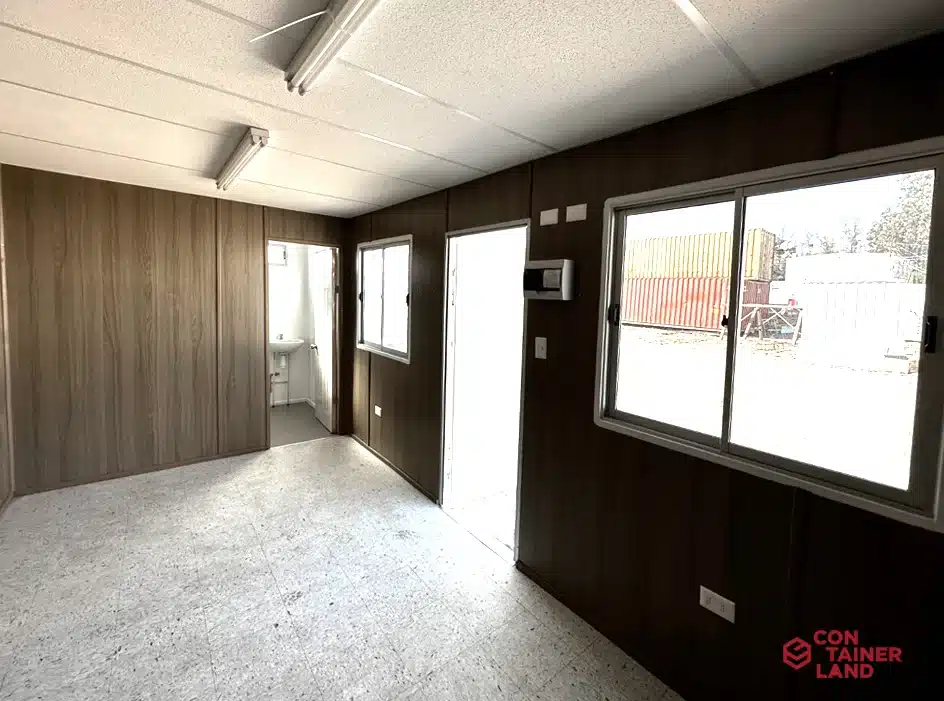 Arriendo Oficina 6 x 2,5 Mts. + Baño 4 — Containerland